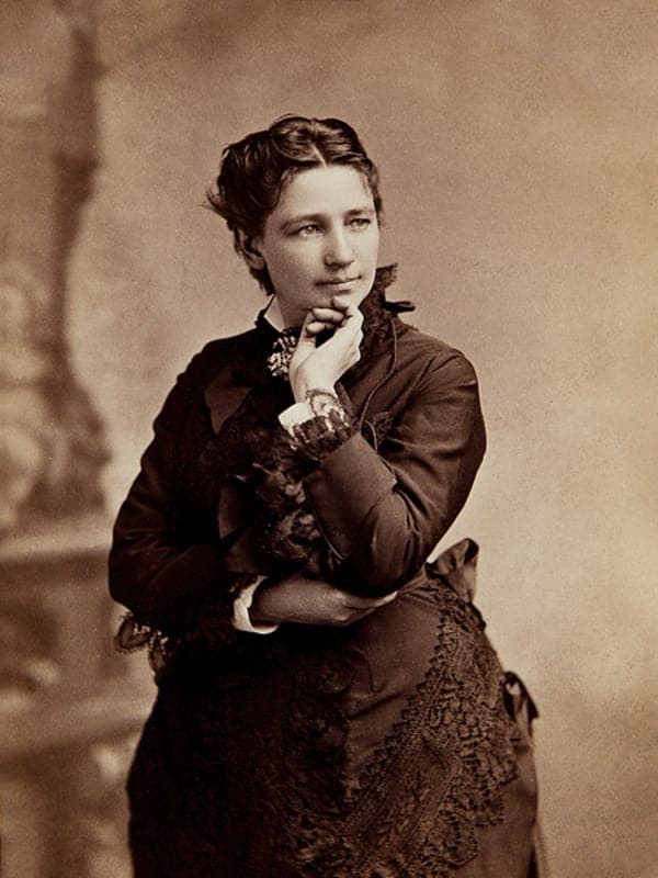 Image of File:Victoria-Woodhull-by-Bradley-&-Rulofson.png
